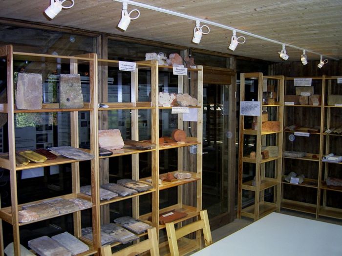 Regal mit Ziegeln im Inneren des Museums